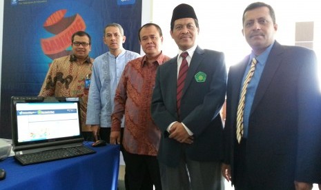 Direktur Utama BRI Syariah Moch Hadi Santoso (tengah) didampingi Komisaris BRISyariah Anggito Abimanyu (kedua dari kiri) dan Direktur BRI Syariah Pardiman memberikan simulasi mini banking syariah kepada Rektor UIN Maulana Malik Ibrahim Malang Mudjia Rahard