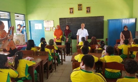 Direktur Utama BRI Syariah Ngatari, menyampaikan pentingnya menabung di hadapan siswa SDN Banyulegi, Mojokerto, Jawa Timur. 