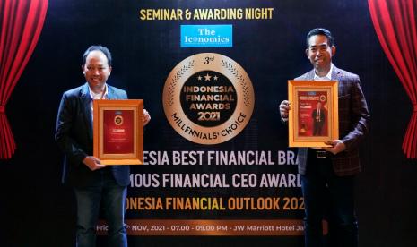 Direktur Utama BRINS Fankar Umran (kanan) ketika menerima penghargaan pada ajang Best Financial Brand Awards 2021 (Millennials’ Choice) sebagai Best Brand Awareness kategori General Insurance yang diselenggarakan oleh The Iconomics Research. 