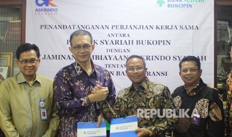 Direktur Utama BSB Saidi Mulia Lubis (kedua dari kiri) dan Direktur Utama Askrindo Syariah Soegiharto (kedua dari kanan) usai penandatanganan kerjasama di Jakarta, Senin (26/2). PT Bank Syariah Bukopin (BSB) menggandeng PT Jaminan Pembiayaan Askrindo Syariah (Askrindo Syariah) untuk kerja sama penjaminan Bank Garansi.