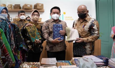 Direktur Utama BSI Hery Gunardi, Wakil Gubernur DIY Sri Paduka Paku Alam X, dan Direktur Compliance & Human Capital BSI Tribuana Tunggadewi  menunjukan kain batik salah satu produksi UMKM rekanan BSI Yogyakarta saat kunjungan di BSI UMKM Center Yogyakarta, Kamis (9/6).