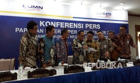 Direktur Utama BTN Maryono bersama jajaran direksi BTN menyampaikan paparan kinerja kuartal empat 2017 di Menara BTN, Jakarta, Selasa (13/2).