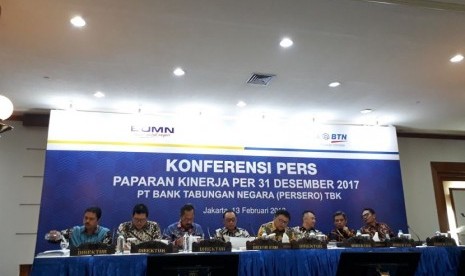 Direktur Utama BTN Maryono bersama jajaran direksi BTN menyampaikan paparan kinerja kuartal empat 2017 di Menara BTN, Jakarta, Selasa (13/2).