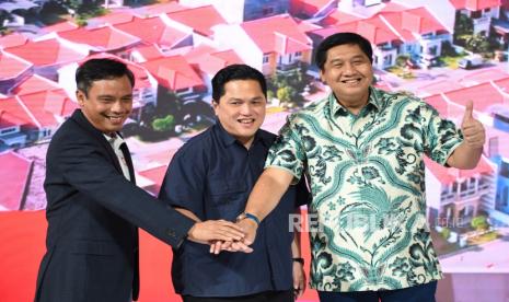 Direktur Utama BTN Nixon LP Napitupulu bersama Menteri BUMN Erick Thohir dan Menteri Perumahan dan Kawasan Permukiman (PKP) Maruarar Sirait menunjukkan aplikasi Bale by BTN di Jakarta, Ahad (15/12/2024). BTN menggelar soft launching Bale by BTN dalam rangkaian perayaan HUT KPR BTN ke-48. Peluncuran aplikasi Ini jadi langkah strategis perseroan menyasar segmen nasabah muda. Bale by BTN dirancang sebagai aplikasi one-stop shopping yang memberikan berbagai kemudahan, termasuk marketplace dan layanan transaksi khusus untuk properti.