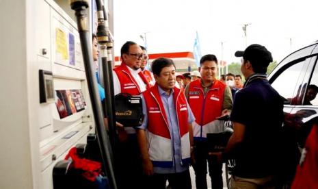 Direktur Utama (Dirut) Patra Niaga, Alfian Nasution (depan kiri), saat memantau pelayanan di SPBU 41.51.203 di KM 379 A ruas tol Batang – Semarang dalam kegiatan peninjauan sejumlah fasilitas pendukung operasional Pertamina Patra Niaga di wilayah Jawa Tengah dan DIY dalam menghadapi Natal 2022 dan Tahun Baru 2023,di wilayah Jawa Tengah dan DIY, Rabu (21/12).