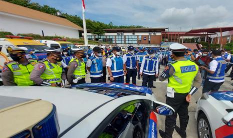 Direktur Utama (Dirut) PT Jasamarga Semarang Batang (JSB), Prajudi (tiga dari kanan) melihat kesiapan fasilitas kendaraan Patroli Jalan Tol, usai memimpin Apel Siaga Gelar Pasukan Satgas Pelayanan Arus Libur Nataru, yang dilaksanakan di Gerbang Tol (GT) Kalikangkung, Semarang, Rabu (8/12). Pengelola jalan tol di Jawa Tengah tetap menyiagakan satgas guna mengoptimalkan pelayanan libur Nataru nanti.