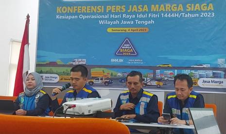   Direktur Utama (Dirut) PT Jasamarga Semarang Batang (JSB), Nasrullah (dua dari kiri), dalam konferensi pers Jasa Marga Siaga-Kesiapan Operasional Hari Raya Idul Fitri 1444 Hijriyah/2023 Wilayah Jawa Tengah, di kantor Jasamarga RO 2, Krapyak, Semarang, Selasa (4/4).