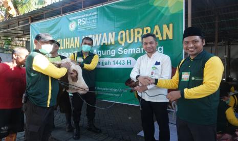 Direktur Utama (Dirut) RSI Sultan Agung Semarang, dr Said Sofwan (dua dari kanan) menyerahkan seekor sapi kurban kepada Ketua Panitia Idul Adha 1443 Hijriyah RSI Sultan Agung, M Arif Hidayat, untuk menandai pemotongan 46 hewan kurban di RSI Sultan Agung dalam rangka Hari Raya Idul Adha 1443 Hijriyah.