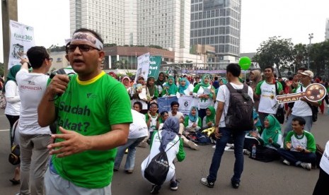 Direktur Utama Dompet Dhuafa Filantropi Imam Rulyawan berorasi singkat mengajak masyarakat di area hari bebas kendaraan di Bundaran HI pada Ahad (21/5) untuk turut melepas rantai kemiskinan di Indonesia dengan berzakat.