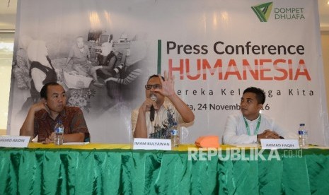 Direktur Utama Dompet Dhuafa Filantropi Imam Rulyawan (tengah), Direktur Eksekutif Filantropi Indonesia Hamid Abidin, Ketua Panitia Humanesia Ahmad Faqih saat konferensi pers tentang Kampanye Akhir Tahun Dompet Dhuafa, Jakarta, Kamis (24/11).