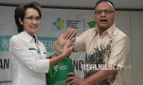 Direktur Utama Dompet Dhuafa Imam Rulyawan (kanan), dan Direktur P2PTM Kemenkes dr. Lily Sriwahyuni seusai memberikan menggelar konferensi pers peresmian pos sehat pindu PTM, Jakarta, Kamis (16/3). 