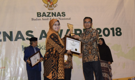 Direktur Utama DT Peduli Herman menerima penghargaan dari BAZNAS Award 2018 dengan kategori LAZNAS dengan pendistribusian ZIS terbaik di Aula Kemenag, Jumat (7/9). 