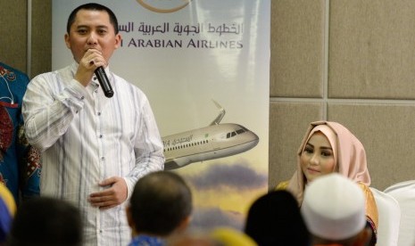 Direktur Utama First Travel Andika Surachman (berdiri kiri) dan direktur First Travel Anniesa Hasibuan (duduk kanan).