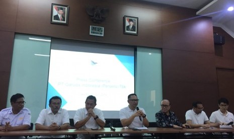 Direktur Utama Garuda Indonesia Ari Askhara didampingi Deputi Bidang Usaha Jasa Keuangan, Jasa Survei dan Konsultan Kementerian BUMN Gatot Trihargo dan Komisaris Utama Garuda Indonesia Sahala Lumban Gaol melakukan konferensi pers untuk menanggapi hasil pemeriksaan Otoritas Jasa Keuangan (OJK) dan Kementerian Keuangan (Kemenkeu) terhadap laporan keuangan audited Garuda Indonesia 2018.