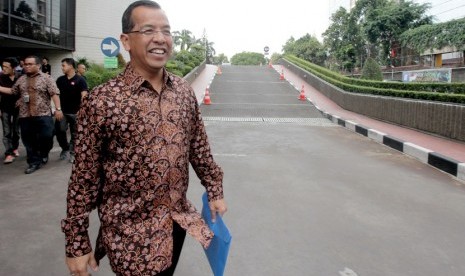 Direktur Utama Garuda indonesia Emirsyah Satar meninggalkan kantor Kementerian BUMN usai bertemu Menteri BUMN Rini Soemarno di Jakarta, Kamis (11/12). (Antara/Muhammad Adimaja)