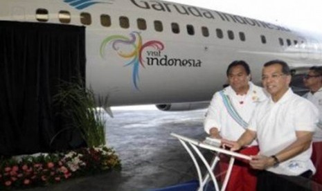 Direktur Utama Garuda Indonesia Emirsyah Satar (tengah), dan Ketua Pelaksana INASOC Rahmat Gobel (kiri), menghadiri peresmian sekaligus pemasangan logo SEA Games XXVI di badan pesawat B-737-800 Next Generation di Hanggar 2, Garuda Maintenance Facility (GMF