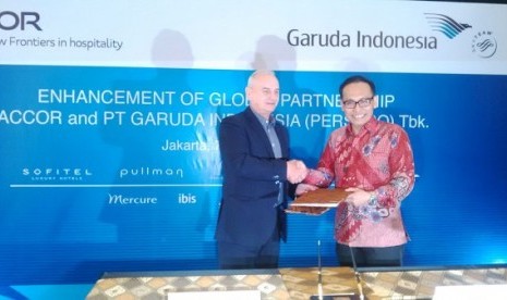 Direktur Utama Garuda Indonesia, M. Arif Wibowo dan Chief Operating Officer Accor untuk Indonesia, Malaysia, dan Singapura, Gerrard Guillouet.