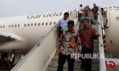 Direktur Utama Garuda Indonesia, Pahala N Mansury dan Direktur Pelayanan Haji Dalam Negeri Kemenag RI, Ahda Barori usai meninjau pesawat yang akan mengangkut calon jamaah haji di Bandara Internasional Soekarno Hatta, Kamis (12/7). 