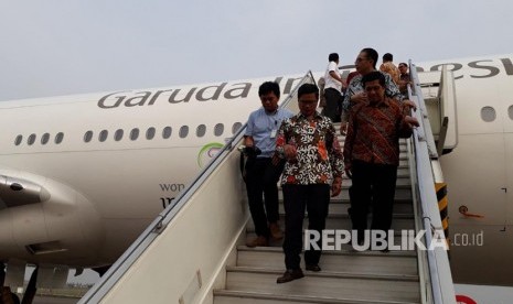 Direktur Utama Garuda Indonesia, Pahala N Mansury dan Direktur Pelayanan Haji Dalam Negeri Kemenag RI, Ahda Barori usai meninjau pesawat yang akan mengangkut calon jamaah haji di Bandara Internasional Soekarno Hatta, Kamis (12/7). 