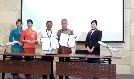 Direktur Utama Garuda Indonesia, Pahala N. Mansury dan Executive Vice President of Japan Airlines (JAL), Tadashi Fujita penandatanganan Comprehensive Partnership Agreement dengan JAL di Garuda City Center, Tangerang, Kamis (6/9).