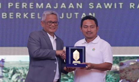 Direktur Utama Holding Perkebunan Nusantara III (Persero) Mohammad Abdul Ghani (kiri) menyerahkan cenderamata kepada Ketua Umum Asosiasi Petani Kelapa Sawit Perusahaan Inti Rakyat (Aspekpir) Setiyono di acara Workshop PTPN untuk Sawit Rakyat yang digelar di Pontianak, Kalimantan Barat (Kalbar), Kamis (25/1/2024).