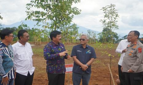 Direktur Utama Holding Perkebunan Nusantara PTPN III Mohammad Abdul Ghani mengatakan upaya penyelesaian masalah lahan di Megamendung, antara lain dengan memberikan hak guna bangunan khusus tempat tinggal masyarakat dan pengembangan kawasan wisata Alam Eiger Adventure beserta fasilitas pendukung lainnya di atas hak pengelolaan lahan PTPN VIII merupakan solusi yang berimbang.