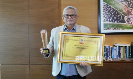 Direktur Utama Holding Perkebunan Nusantara PTPN III (Persero), Mohammad Abdul Ghani, dianugerahi penghargaan Best CEO in Palm Oil Industry 2024 dalam ajang 3rd Sawit Indonesia Award 2024 yang digelar oleh Majalah Sawit Indonesia di Jakarta.