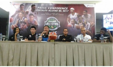 Direktur Utama Indonesia Basketball League (IBL), Hasan Gozali memberikan penjelasan mengenai IBL Pertalite All Star 2017 dalam konferensi pers di Hotel Santika, Jakarta Utara (1/3). Laga All Star itu akan digelar  pada Ahad (5/3) di Britama Arena Mahaka S