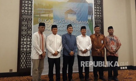 Direktur Utama Indonesia Tourism Development Corporation (ITDC) Abdulbar Mansoer (ketiga dari kiri) memaparkan progres pembangunan KEK Mandalika kepada Kapolda NTB Brigjen Pol Achmad Juri (ketiga dari kanan) di Hotel Santika, Mataram, NTB, Selasa (5/6). 