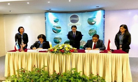 Direktur Utama IPC, Elvyn G Masassya (kedua kanan) menandatangani Nota Kesepahaman (MoU) dengan Pelabuhan Sabah (Sabah Port Sdn Bhd), Malaysia, dan Pelabuhan Klaster Industri Kelapa Sawit (Palm Oil Industrial Cluster / POIC), Sabah, Malaysia.