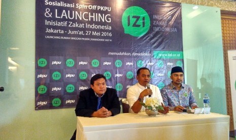 Direktur Utama IZI Wildhan Dewayanan (tengah) dan Presiden Direktur PKPU Agung Notowiguno (kiri) dalam Grand Launching Spin Off IZI di Jakarta, Jumat (27/5)