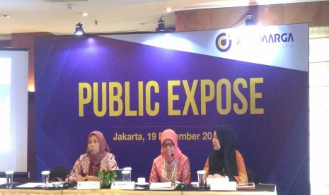 Direktur Utama Jasa Marga (Tengah), Desi Arryani melakukan public expose PT. Jasa Marga di Gedung Graha CIMB Niaga, Senin (19/12).