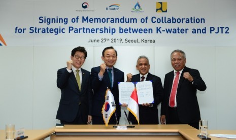 Direktur Utama Jasa Tirta II, U Saefudin Noer (kedua dari kanan) dan CEO K-Water,  Lee Hak Soo (kedua dari kiri).