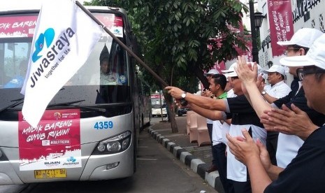 Direktur Utama Jiwasraya Asmawi Syam melepas peserta program Mudik Bareng BUMN.