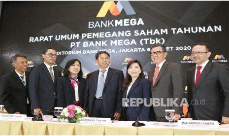 Direktur Utama Kostaman  Thayib (tengah) didampingi jajaran direksi  pada acara RUPS Tahunan PT Bank Mega Tbk di Jakarta, Jumat (6/3). Salah satu keputusan rapat menyetujui pembagian Dividen Tunai kepada pemegang saham sebesar Rp1 triliun lebih. Selain itu rapat juga menyetujui jumlah yang sama untuk dibukukan sebagai saldo laba.