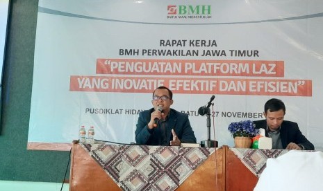 Direktur Utama Laznas BMH, Marwan Mujahidin (kiri) memberikan pengarahan kepada peserta Rakerwil BMH Perwakilan Jawa Timur.