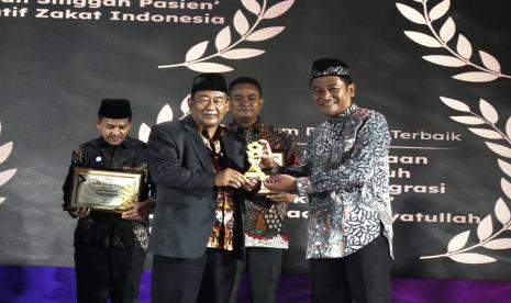 Direktur Utama Laznas BMH, Supendi  menerima  penghargaan Zakat Award 2022  yang diserahkan oleh Direktur Pemberdayaan Zakat dan Wakaf Bimas Islam Kemenag RI, Tarmizi Tohor, di Jakarta, Jumat (23/12/2022).