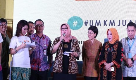 Direktur Utama Lembaga Layanan Pemasaran Koperasi dan Usaha kecil Menengah (LLP-KUKM) Emilia Suhaimi pada acara gerakan “Ayo UMKM Jualan Online” dengan tagline #UMKM Pahlawan Ekonomi Indonesia” di Jakarta, Selasa (24/4)