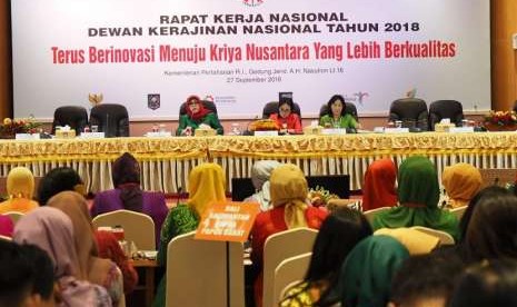 Direktur Utama LLP-KUKM, Emilia Suhaimi (kiri) dalam Rapat Kerja Nasional Dewan Kerajinan Nasional 2018