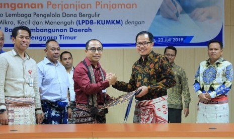 Direktur Utama LPDB-KUMKM Braman Setyo  bekerja sama dengan Bank Pembangunan Daerah Nusa Tenggara Timur (BPD NTT) dalam bentuk pemberdayaan peternak sapi di Desa Raknamo, Kecamatan Amabi Oefeto, Kupang NTT, Rabu (24/7). 