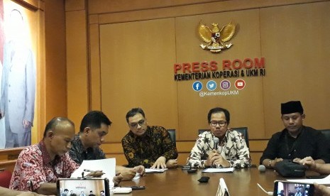 Direktur Utama LPDB KUMKM Braman Setyo (tengah) menyampaikan perkembangan penyerapan dana bergulir tahun 2018 kepada wartawan di Gedung Kementerian Koperasi dan UKM, Jumat (19/10).