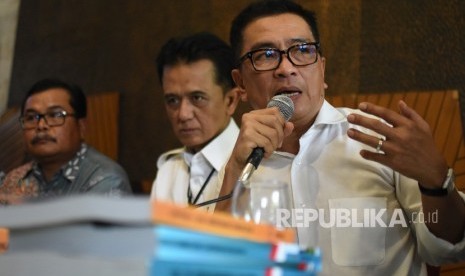 Direktur Utama LPP TVRI nonaktif Helmy Yahya (kanan) didampingi kuasa hukum Chandra Hamzah (tengah) menyampaikan pembelaan terkait pemberhentian dirinya oleh Dewan Pengawas LPP TVRI saat menggelar konferensi pers di Jakarta, Jumat (17/1/2020).