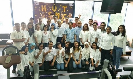 Direktur Utama Mahaka Group Rudi Laksmana (tengah berbaju batik) bersama dengan manajemen, staf, dokter, dan terapis dalam perayaan ulang tahun ketujuh ISMC di Wisma Anugraha, Kemang, Jaksel, Senin (12/11).