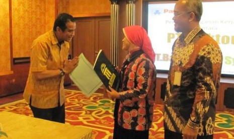 Direktur Utama Maktour Fuad Hasan Masyhur (kiri) bertukar MoU dengan Direktur Utama Bank Panin Syariah Denny Hendrawati (tengah) di Jakarta akhir pekan lalui  