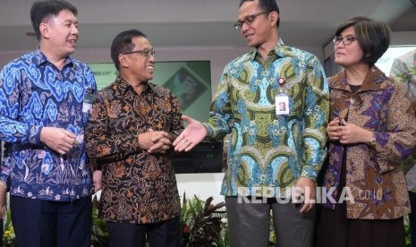 Direktur Utama Mandiri Syariah Toni E.B. Subari, Wakil Ketua Umum PP MES Firdaus Djaelani, Deputi Komisioner OJK Institute Sukarela Batunanggar, dan Ketua III MES Aviliani (dari kiri ke kanan) berbincang seusai pembukaan seminar Masyarakat Ekonomi Syariah (MES) dan Asbisindo yang mengangkat permasalahan terkait SDM syariah di Kantor Pusat Mandiri Syariah, Rabu (27/9). 