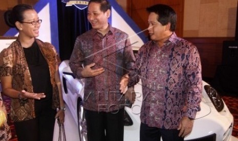 Direktur Utama Mandiri Utama Finance Stanley Atmadja (tengah) bersama Direktur Consumer Banking Bank Mandiri Hery Gunardi, dan putri sulung Gubernur DIY GKR Mangkubumi (kiri) berbincang saat pameran otomotif 'Mandiri Autofiesta' di Mataram City International Convetion Center, Yogyakarta, Jumat (11/3). Pameran tersebut menargetkan 10 ribu pengunjung dengan total transaksi sebesar 200 miliar dan berlangsung hingga 13 Maret 2016.