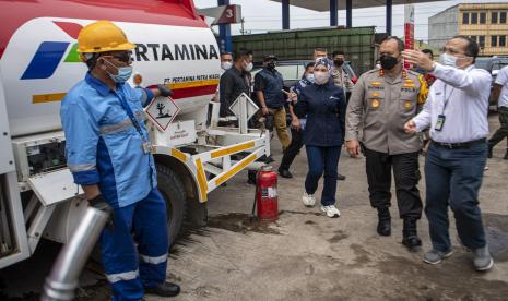 Direktur Utama Nicke Widyawati (tengah) didampingi Kapolda Jambi Irjen Pol Albertus Rachmad Wibowo (kedua kanan), Executive General Manager Pertamina Patra Niaga Region Sumbagsel Rama Suhut (kanan) meninjau SPBU di Jambi, Sabtu (2/4/2022). Tinjauan tersebut untuk melihat kesiapan sejumlah SPBU di daerah tersebut jelang Ramadhan 1433 H. 