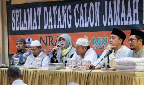 Direktur Utama NRA Group, Irmawati Mochtar Asrul memberikan kata sambutan sekaligus arahan pada latihan manasik haji yang digelar NRA Group di Jakarta, Sabtu (20/4).