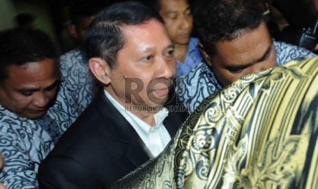 Direktur Utama Pelindo II, RJ Lino usai menjalani Bareskrim Mabes Polri, Jakarta, Senin (9/11). (Republika/Agung Supriyanto)