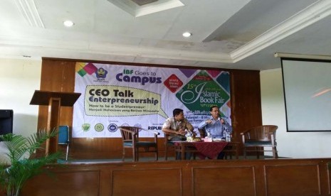 Direktur Utama Penerbit Al-Mawardi Prima Afrizal Sinaro (kanan) menjadi nara sumber talk show IBF Goes To Campus di Fakultas Agama Islam (FAI) MUJ Cirendeu, Ciputat, Tangerang Selatan, Rabu (23/12).